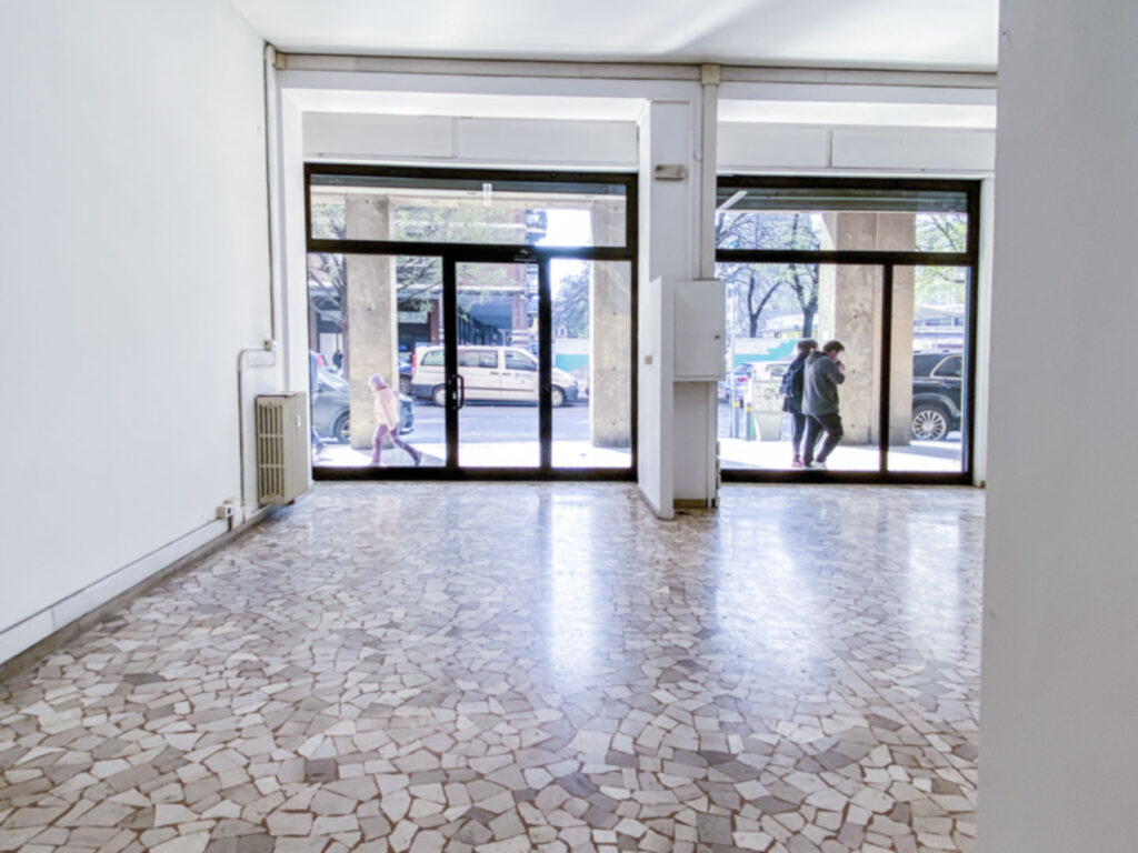 Negozio in AFFITTO zona paladozza